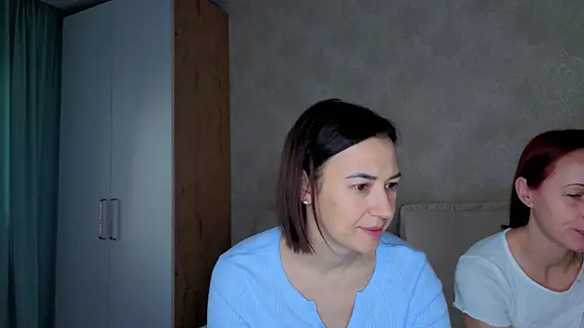 Snapshot of sweeetgirls2021 chatting on December 1, 3:00 am sweeetgirls2021 online show from December 1, 3:00 am