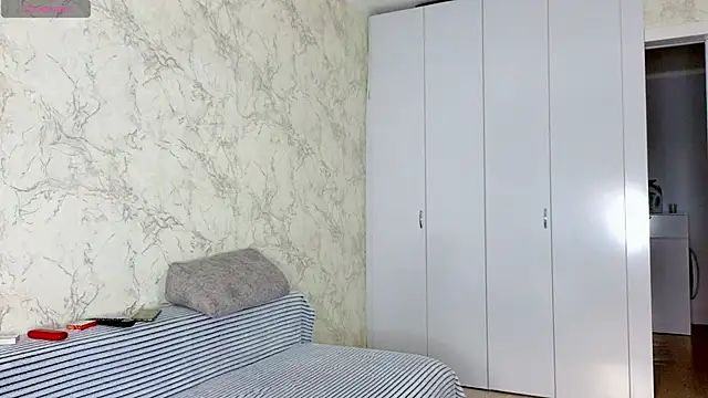 Snapshot of sweeetgirls2021 chatting on February 6, 3:22 am sweeetgirls2021 online show from February 6, 3:22 am