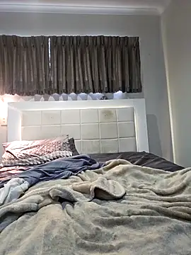 PhoenixDesirexh online show from April 14, 12:05 am