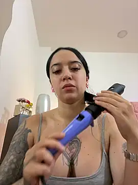 Snapshot of EmmyEvans1 chatting on February 2, 7:57 pm EmmyEvans1 online show from February 2, 7:57 pm