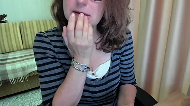 Snapshot of lauraoven chatting on June 20, 7:33 am lauraoven online show from June 20, 7:33 am