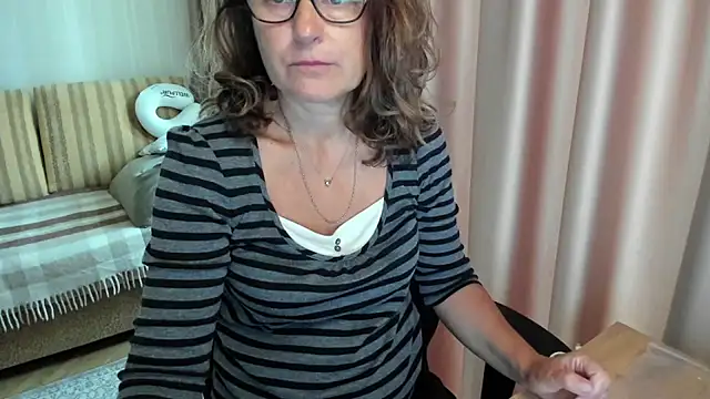Snapshot of lauraoven chatting on July 8, 7:13 am lauraoven online show from July 8, 7:13 am