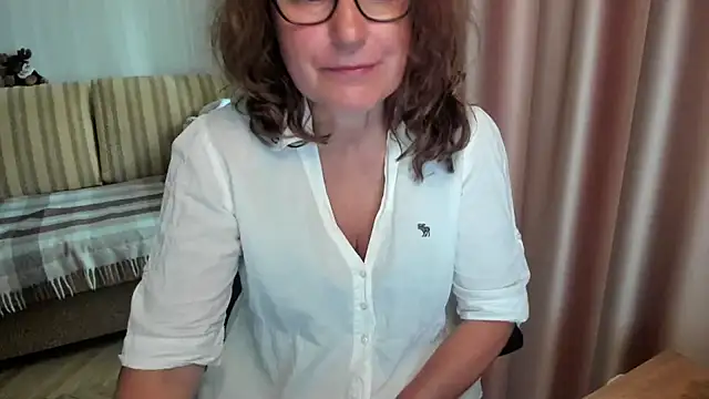 Snapshot of lauraoven chatting on July 31, 7:52 am lauraoven online show from July 31, 7:52 am