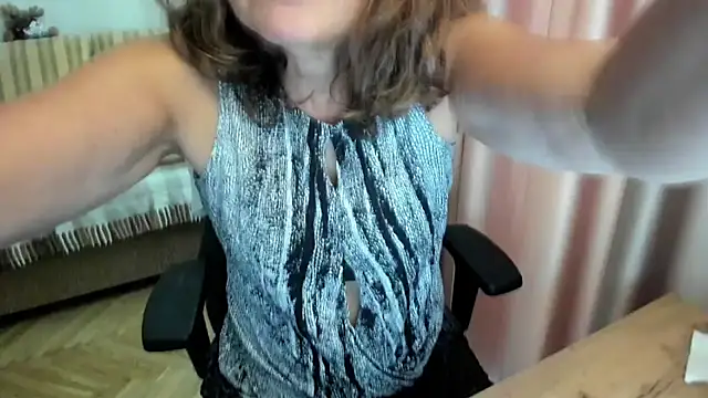Snapshot of lauraoven chatting on August 4, 1:25 pm lauraoven online show from August 4, 1:25 pm