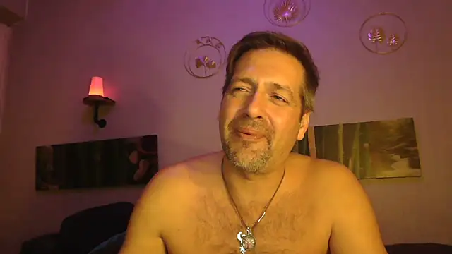 Snapshot of matrikes1 chatting on December 28, 2:33 am matrikes1 online show from December 28, 2:33 am