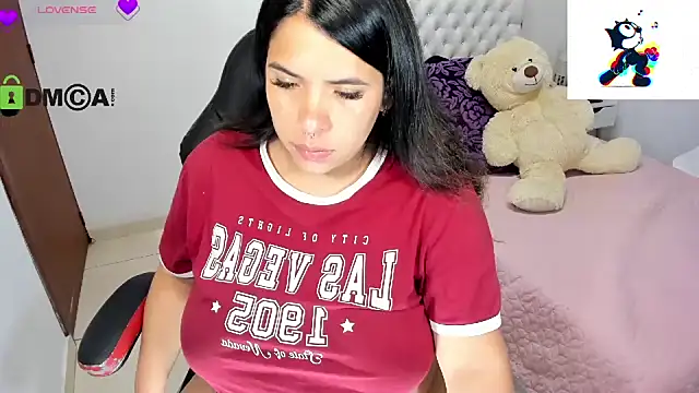 Karlathompson online show from February 12, 12:27 am