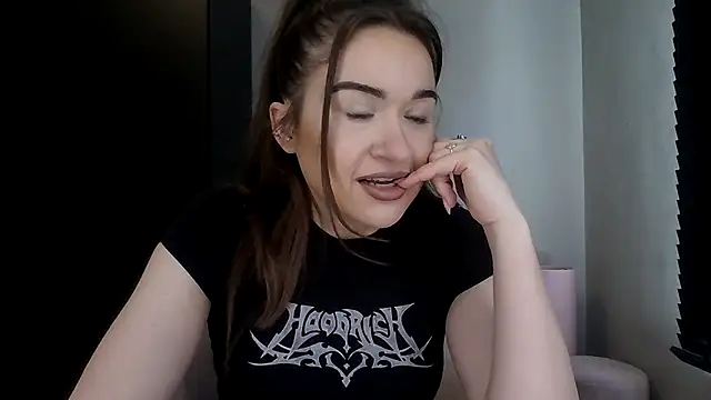 Snapshot of avajade chatting on February 25, 9:19 am avajade online show from February 25, 9:19 am