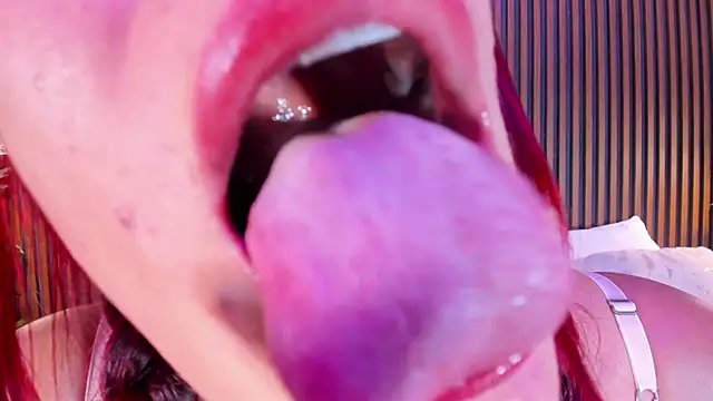 Snapshot of naughty_flower18 chatting on March 22, 2:05 am naughty flower18 online show from March 22, 2:05 am