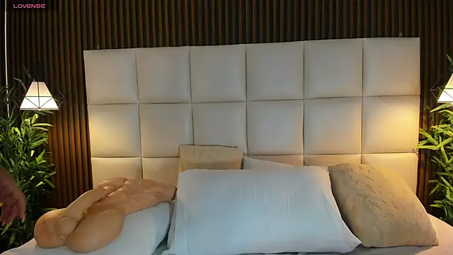 Snapshot of naughty_flower18 chatting on November 13, 10:30 pm naughty flower18 online show from November 13, 10:30 pm