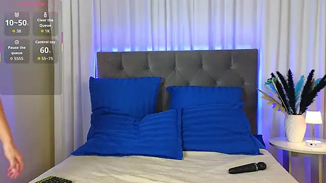 Snapshot of Ariana_Petite chatting on November 7, 9:37 pm Ariana Petite online show from November 7, 9:37 pm