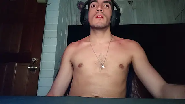 Snapshot of TommyMomentum chatting on January 12, 1:00 am TommyMomentum online show from January 12, 1:00 am