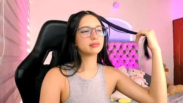 Snapshot of Luniverse chatting on December 4, 8:28 pm Luniverse online show from December 4, 8:28 pm