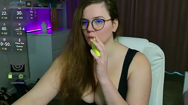 KellyKleine online show from March 2, 7:15 am