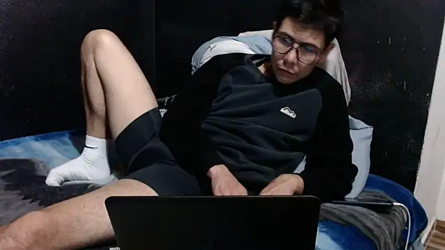 Snapshot of dannnyhot24 chatting on January 1, 7:41 am dannnyhot24 online show from January 1, 7:41 am