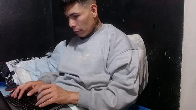 Snapshot of dannnyhot24 chatting on January 11, 8:32 pm dannnyhot24 online show from January 11, 8:32 pm