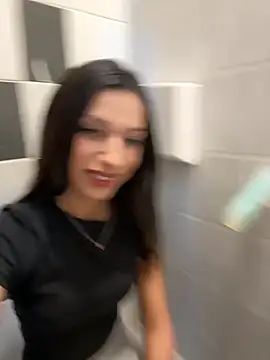 Snapshot of _MiaQueen_ chatting on November 1, 10:45 pm  MiaQueen  online show from November 1, 10:45 pm