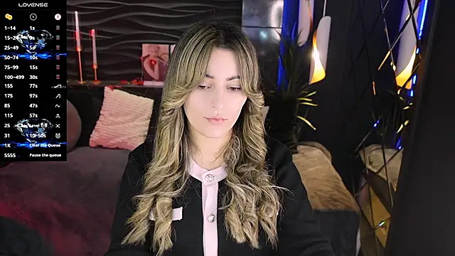 Snapshot of KylieMellow chatting on March 19, 5:44 am KylieMellow online show from March 19, 5:44 am