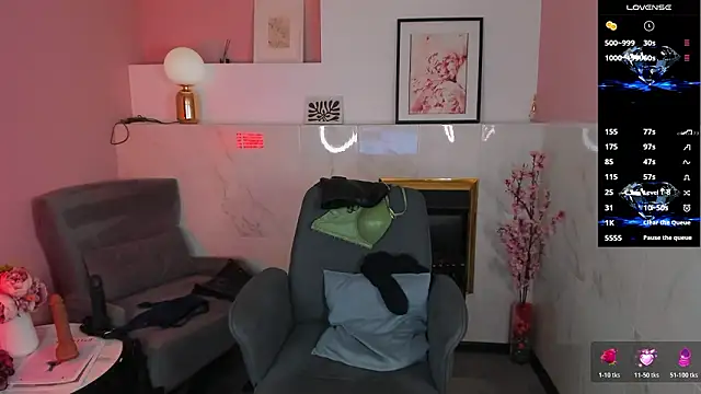 Snapshot of KylieMellow chatting on March 27, 1:44 pm KylieMellow online show from March 27, 1:44 pm