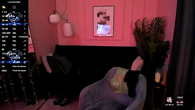 Snapshot of KylieMellow chatting on March 29, 5:29 am KylieMellow online show from March 29, 5:29 am