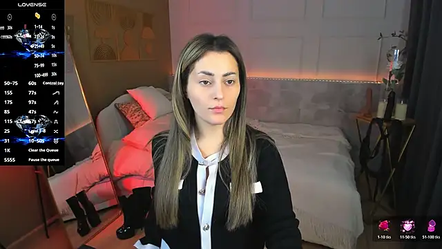 Snapshot of KylieMellow chatting on April 8, 5:18 am KylieMellow online show from April 8, 5:18 am