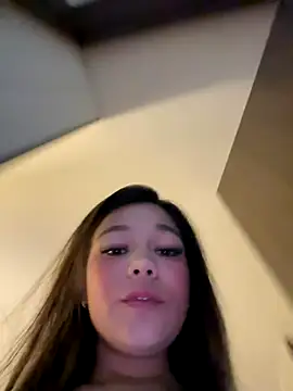 Snapshot of Alyshanon18 chatting on January 8, 4:15 am Alyshanon18 online show from January 8, 4:15 am