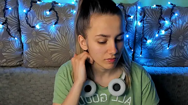 MaggieCake online show from December 15, 3:11 am