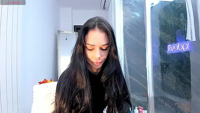 Snapshot of realhotfallingdevil chatting on October 9, 4:21 am realhotfallingdevil online show from October 9, 4:21 am