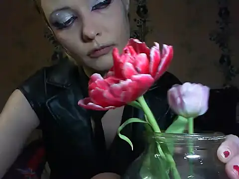 WildMissNiks online show from March 11, 8:20 am