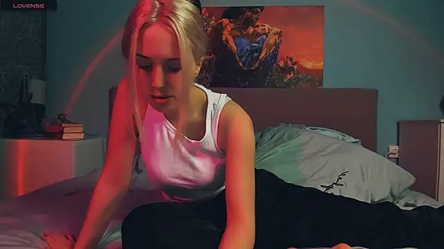 Snapshot of Linda_Roxy chatting on December 5, 7:17 pm Linda Roxy online show from December 5, 7:17 pm