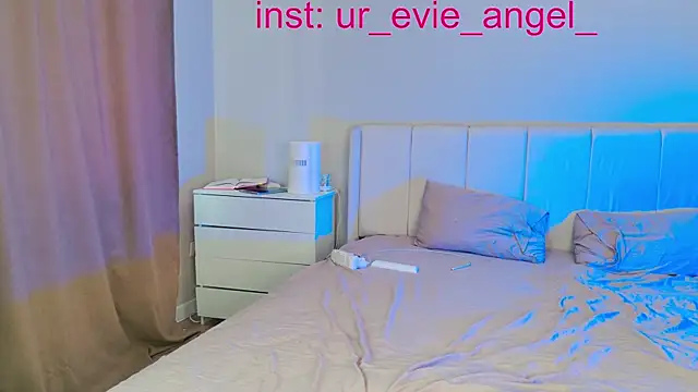 Snapshot of Evelyn_rabbit chatting on April 10, 9:47 am Evelyn rabbit online show from April 10, 9:47 am