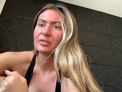 Snapshot of Alyssa_rhoades chatting on February 23, 7:49 pm Alyssa rhoades online show from February 23, 7:49 pm