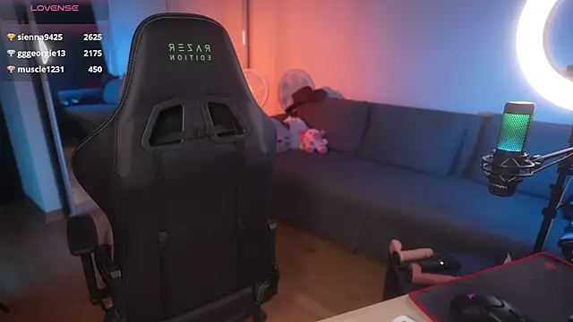 Snapshot of Emberella_ chatting on December 6, 5:00 pm Emberella  online show from December 6, 5:00 pm