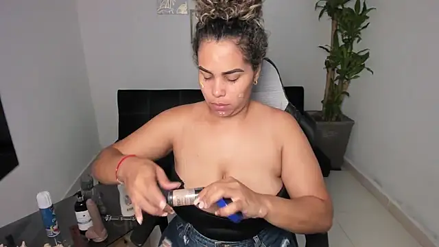 alyssannVhm online show from February 2, 7:25 pm