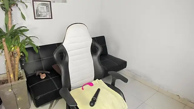 alyssannVhm online show from March 5, 4:30 am