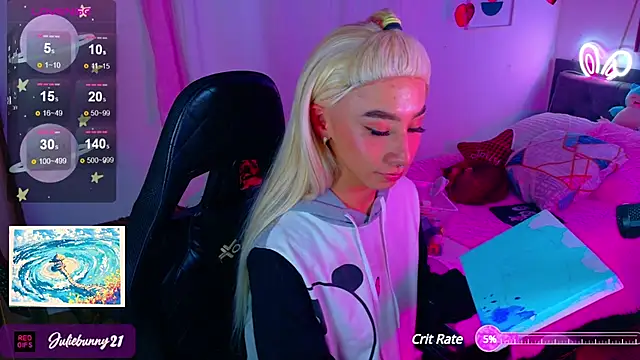 Snapshot of Littlebunny21 chatting on February 6, 10:43 pm Littlebunny21 online show from February 6, 10:43 pm