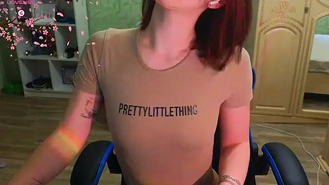 Snapshot of DanaMartina chatting on March 3, 8:27 am DanaMartina online show from March 3, 8:27 am