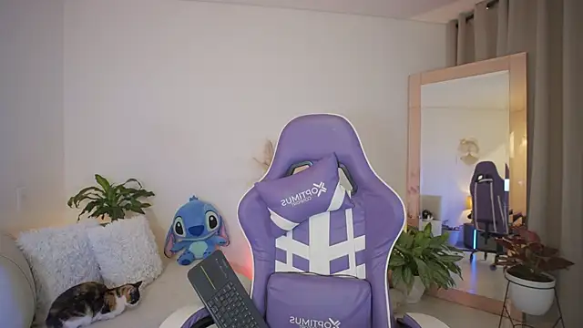 roxie gates  online show from March 29, 2:22 am