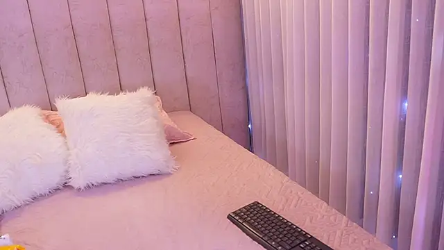 emyli sw  online show from November 12, 3:07 am