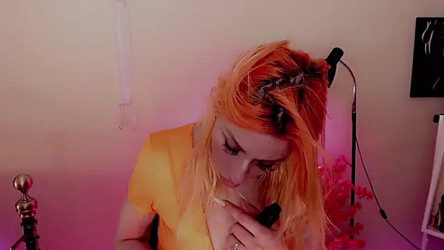 Snapshot of AnnieGOld_ chatting on December 28, 2:11 am AnnieGOld  online show from December 28, 2:11 am