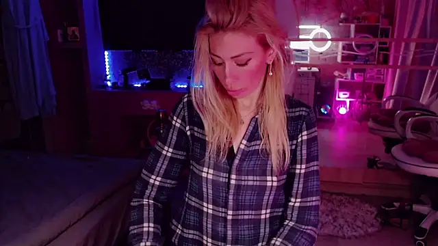 Snapshot of AnnieGOld_ chatting on September 19, 1:18 am AnnieGOld  online show from September 19, 1:18 am