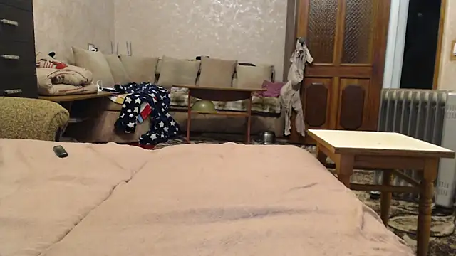 Amy August online show from February 5, 5:01 am