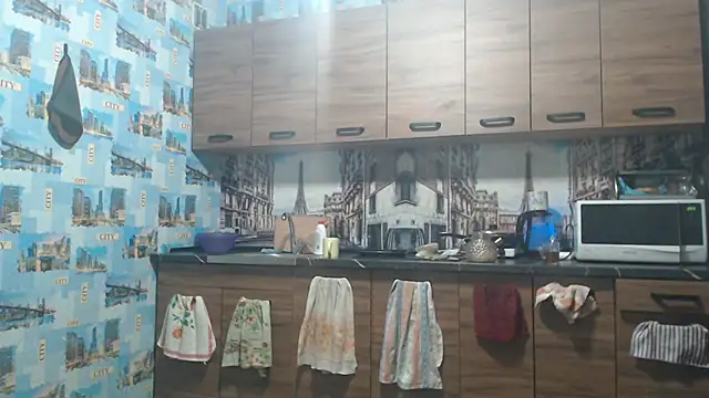 Amy August online show from February 28, 6:09 pm