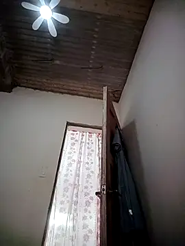 Snapshot of TropicalFlower chatting on April 11, 8:18 am TropicalFlower online show from April 11, 8:18 am