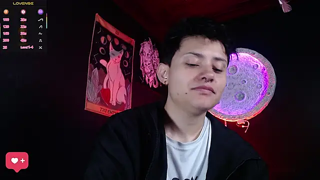 girl intense444 online show from April 14, 1:06 pm