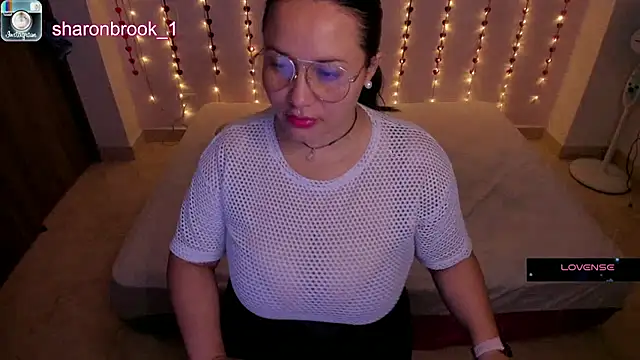 Snapshot of sharon_1 chatting on December 18, 2:32 am sharon 1 online show from December 18, 2:32 am