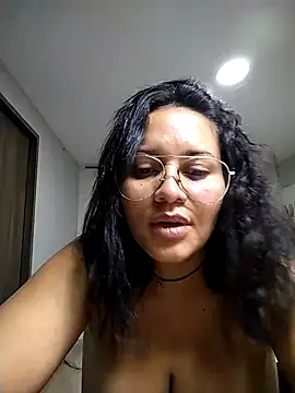 Snapshot of sharon_1 chatting on October 5, 11:13 pm sharon 1 online show from October 5, 11:13 pm