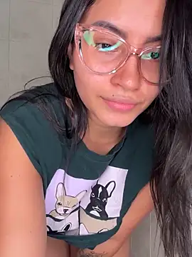 Snapshot of PaulinaBelushi chatting on December 11, 11:43 pm PaulinaBelushi online show from December 11, 11:43 pm