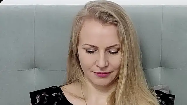 Snapshot of K__Adrienne chatting on February 9, 6:50 am K Adrienne online show from February 9, 6:50 am