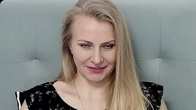 Snapshot of K__Adrienne chatting on February 13, 6:53 am K Adrienne online show from February 13, 6:53 am