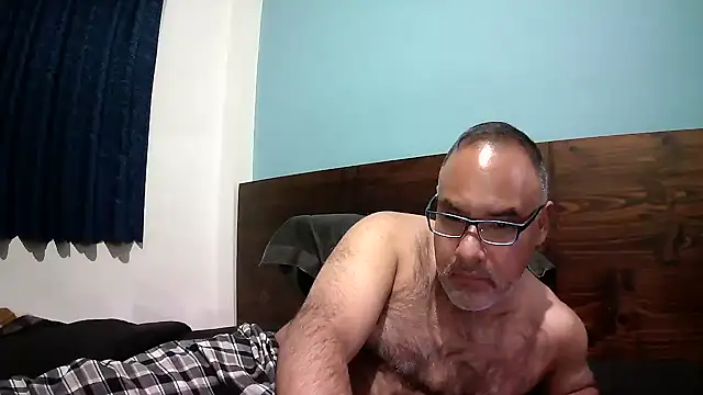 Snapshot of PhillDrake11 chatting on January 7, 1:41 am PhillDrake11 online show from January 7, 1:41 am